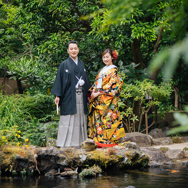 日本庭園の池のほとりにて